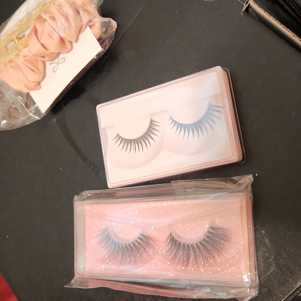 Pretty girl eyelashes 💕 - Picture 4 of 5